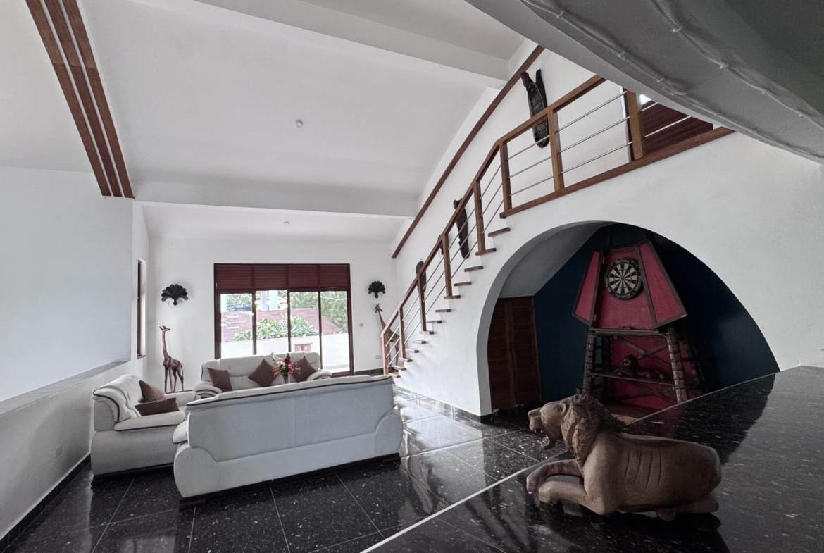 Rozzies Villa, malindi Luxurious Beachfront Holiday Villa, 6 Bedrooms