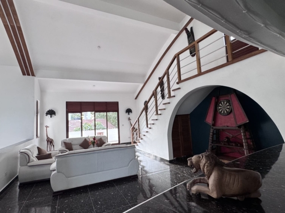 Rozzies Villa, malindi Luxurious Beachfront Holiday Villa, 6 Bedrooms