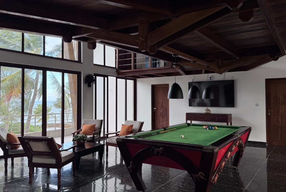 Rozzies Villa, malindi Luxurious Beachfront Holiday Villa, 6 Bedrooms