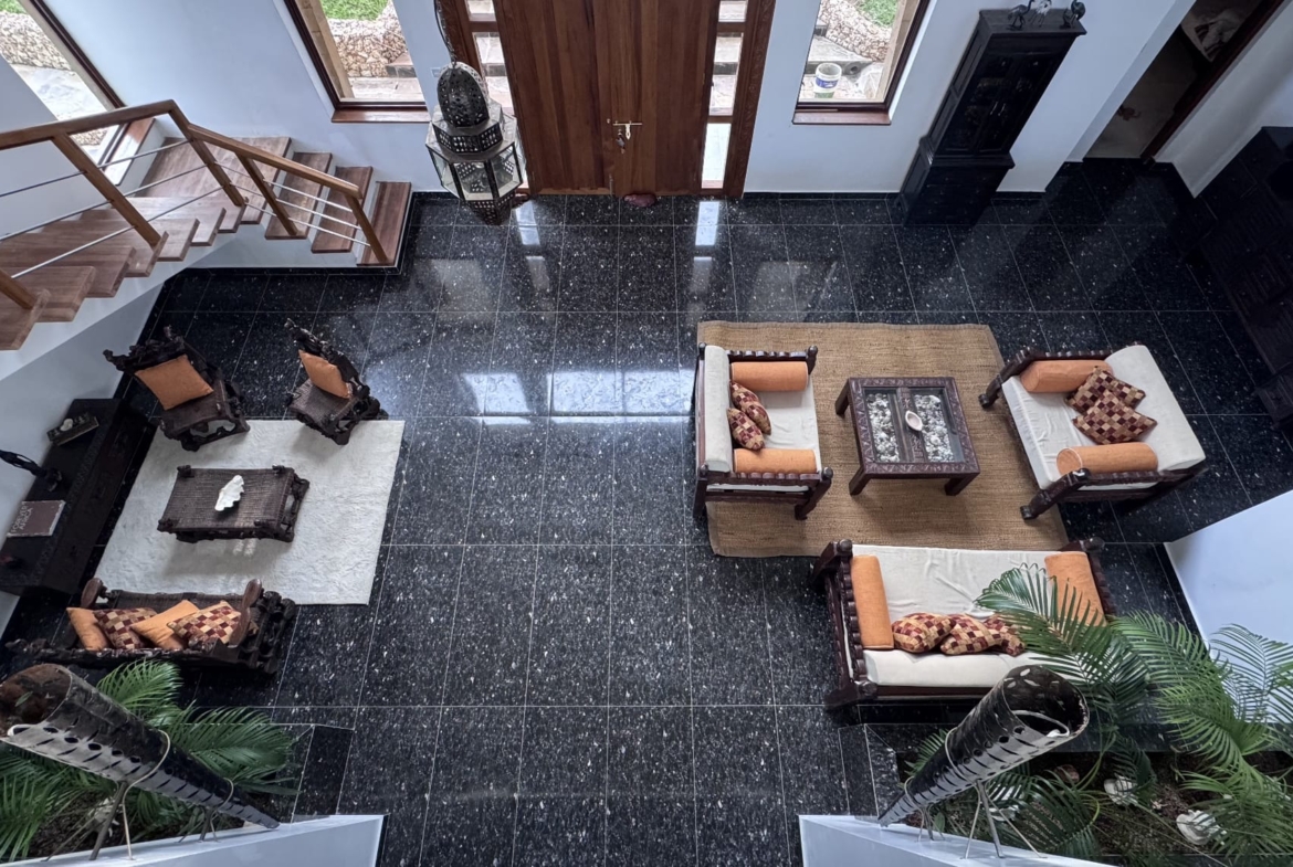 Rozzies Villa, malindi Luxurious Beachfront Holiday Villa, 6 Bedrooms