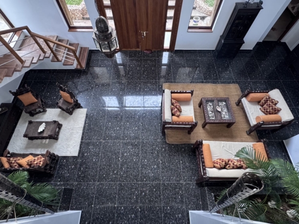 Rozzies Villa, malindi Luxurious Beachfront Holiday Villa, 6 Bedrooms