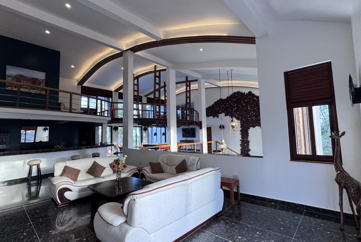 Rozzies Villa, malindi Luxurious Beachfront Holiday Villa, 6 Bedrooms
