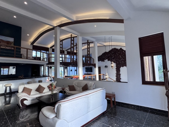 Rozzies Villa, malindi Luxurious Beachfront Holiday Villa, 6 Bedrooms