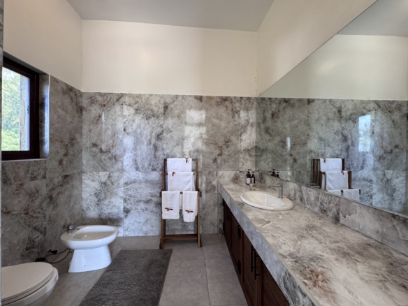 Rozzies Villa, malindi Luxurious Beachfront Holiday Villa, 6 Bedrooms