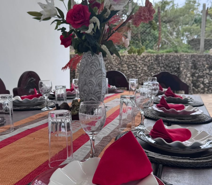 Rozzies Villa, malindi Luxurious Beachfront Holiday Villa, 6 Bedrooms