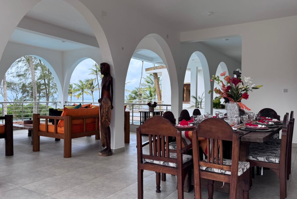 Rozzies Villa, malindi Luxurious Beachfront Holiday Villa, 6 Bedrooms