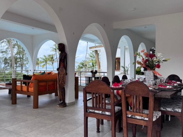 Rozzies Villa, malindi Luxurious Beachfront Holiday Villa, 6 Bedrooms