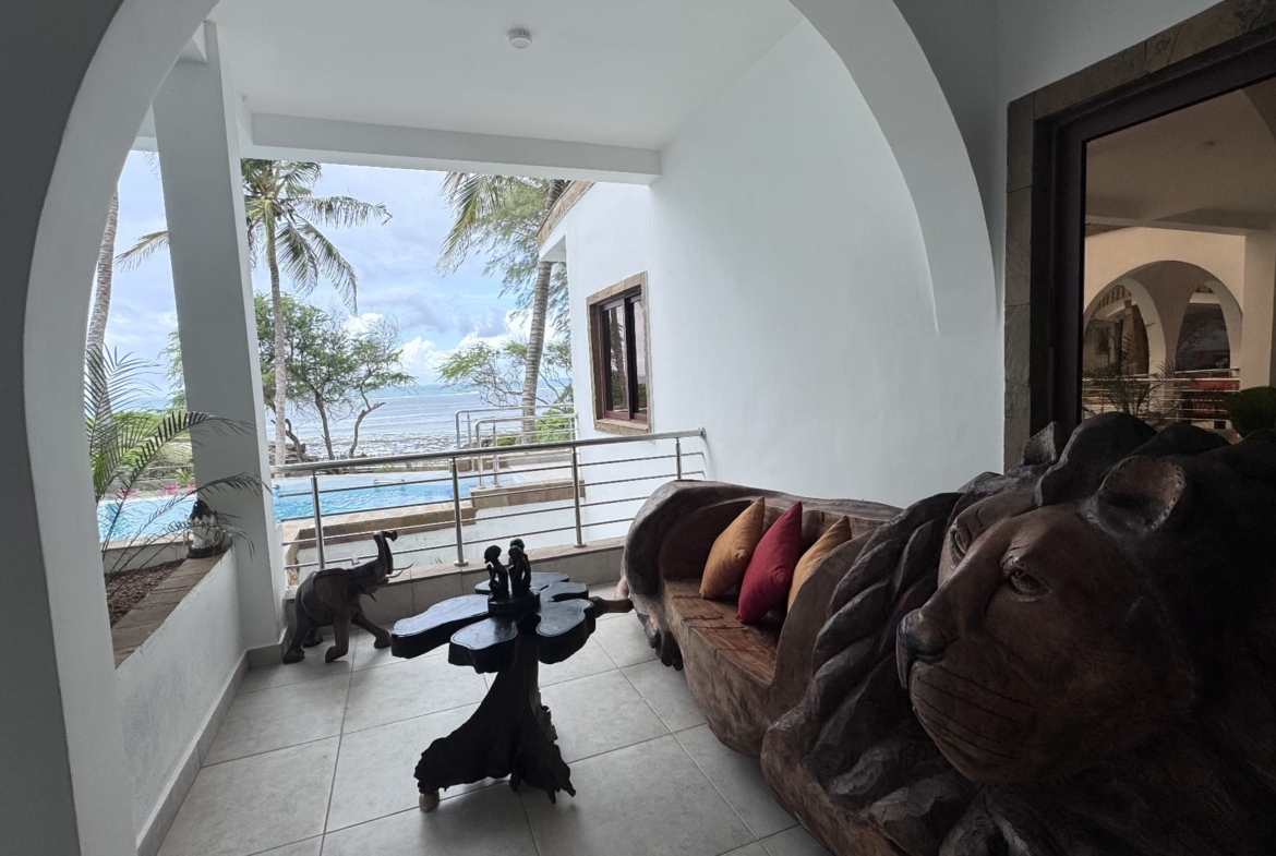 Rozzies Villa, malindi Luxurious Beachfront Holiday Villa, 6 Bedrooms