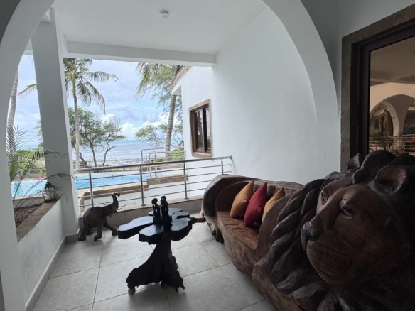 Rozzies Villa, malindi Luxurious Beachfront Holiday Villa, 6 Bedrooms