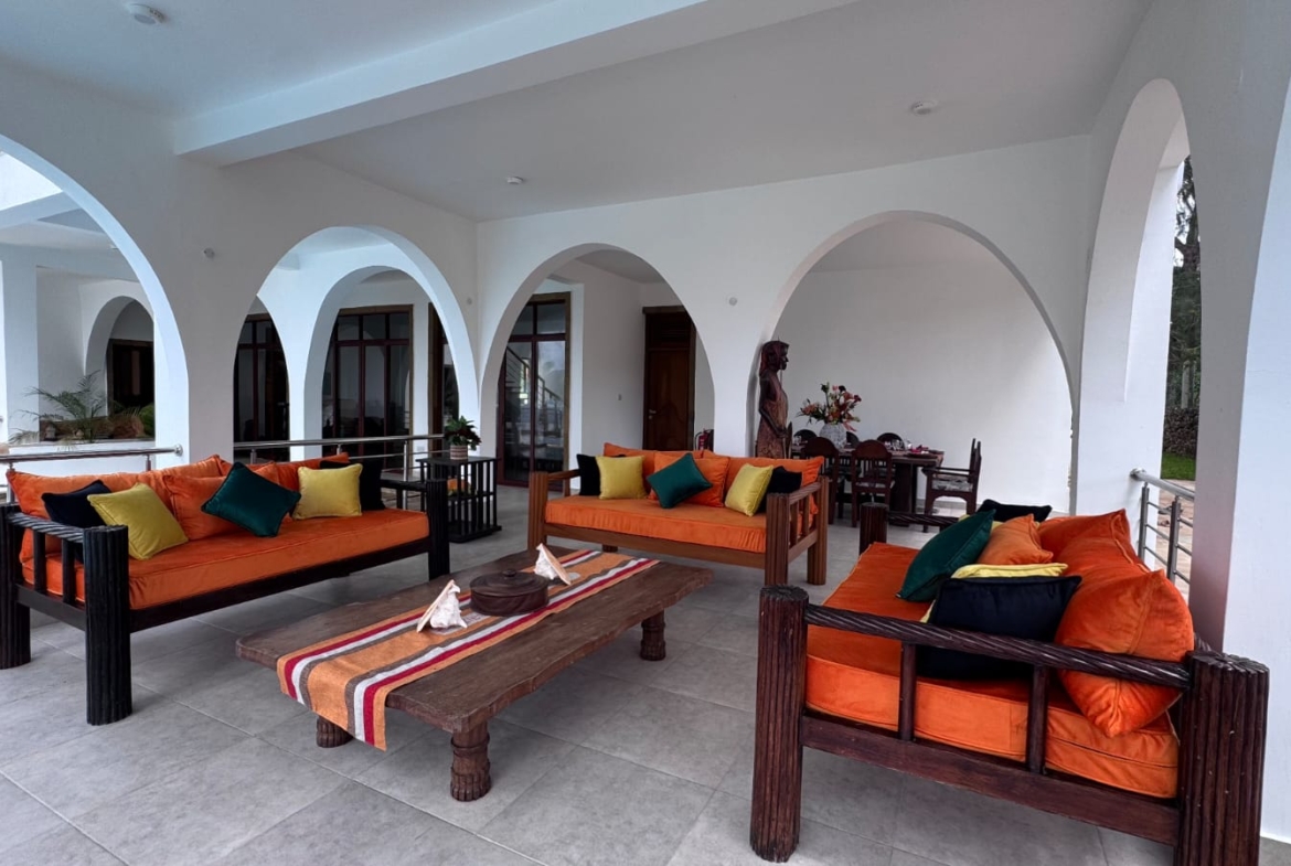 Rozzies Villa, malindi Luxurious Beachfront Holiday Villa, 6 Bedrooms