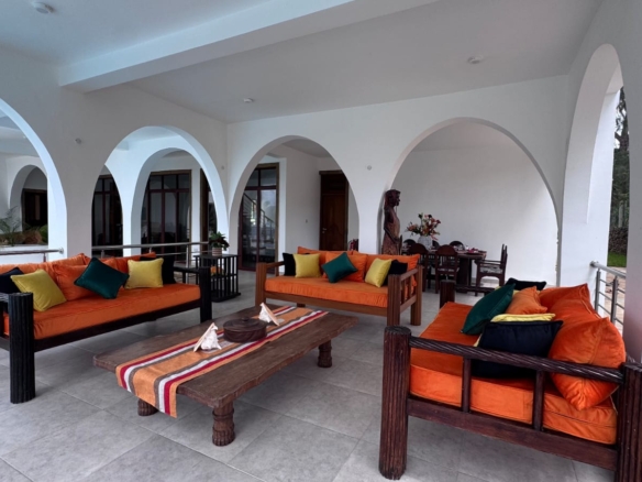 Rozzies Villa, malindi Luxurious Beachfront Holiday Villa, 6 Bedrooms