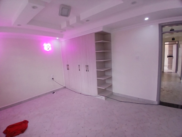 Executive 4-bedroom all-en-suite mansion for sale in Ruiru Mugutha. Gated community of 6 units, 40/80 plot, smart lighting, fitted kitchen, DSQ, and solar heating. Only 3.5 km from Thika Road. Asking KSh 22M.