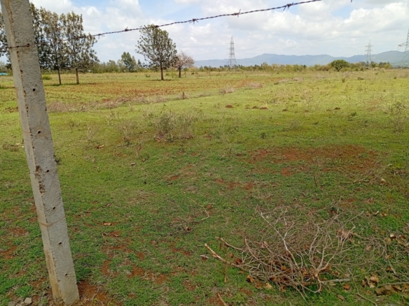 Prime 5-acre parcel for sale touching Mombasa Road between Sultan Hamud and Emali. Ideal for commercial, industrial, or residential development at KES 2.5M per acre.