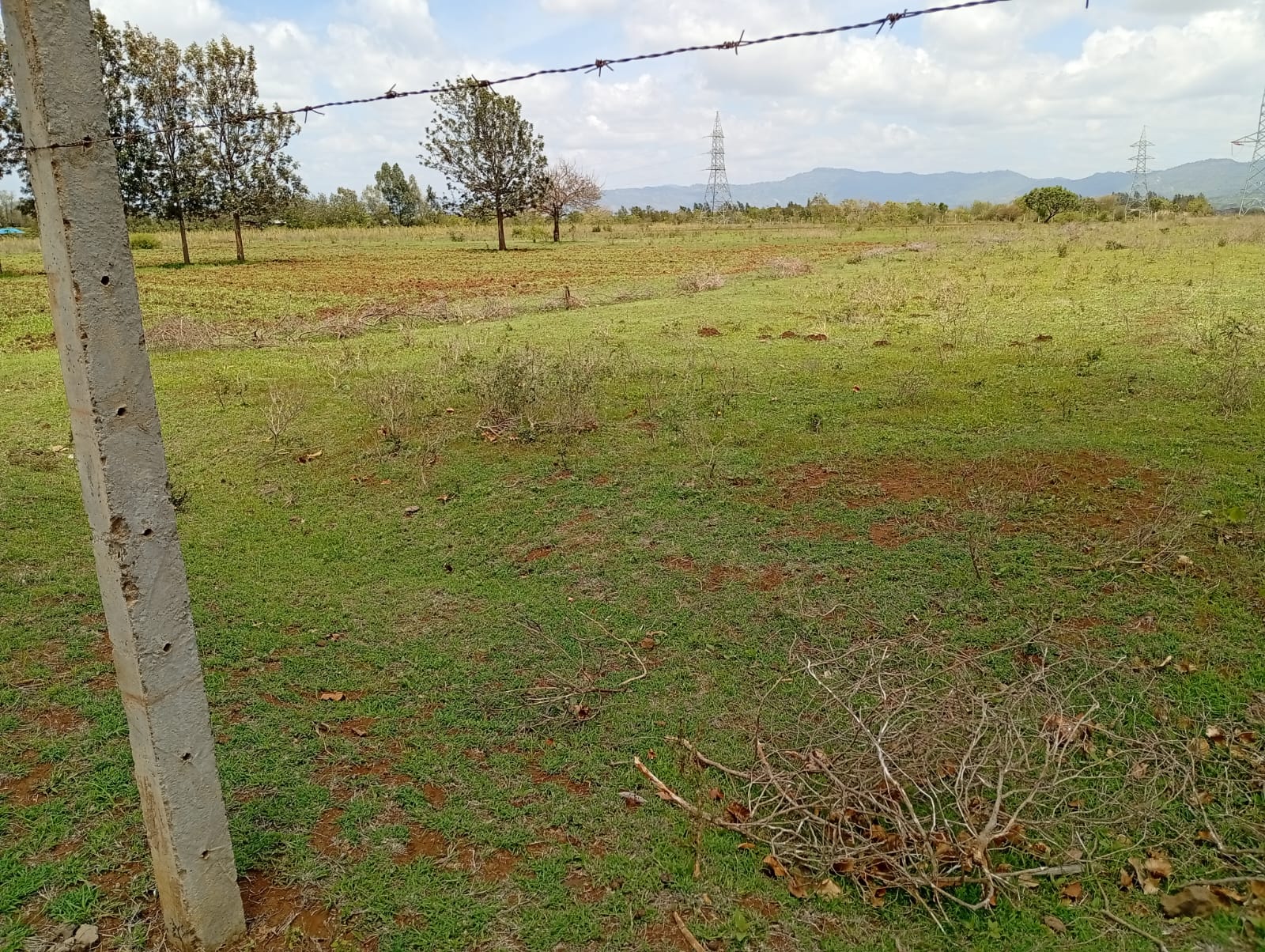 Prime 5-acre parcel for sale touching Mombasa Road between Sultan Hamud and Emali. Ideal for commercial, industrial, or residential development at KES 2.5M per acre.