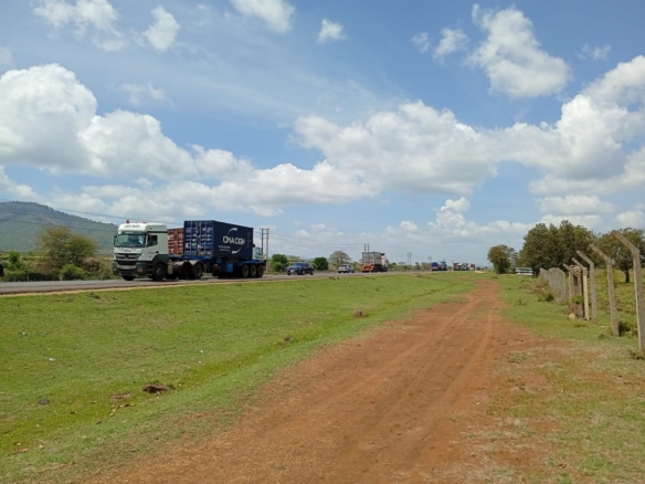 Prime 5-acre parcel for sale touching Mombasa Road between Sultan Hamud and Emali. Ideal for commercial, industrial, or residential development at KES 2.5M per acre.
