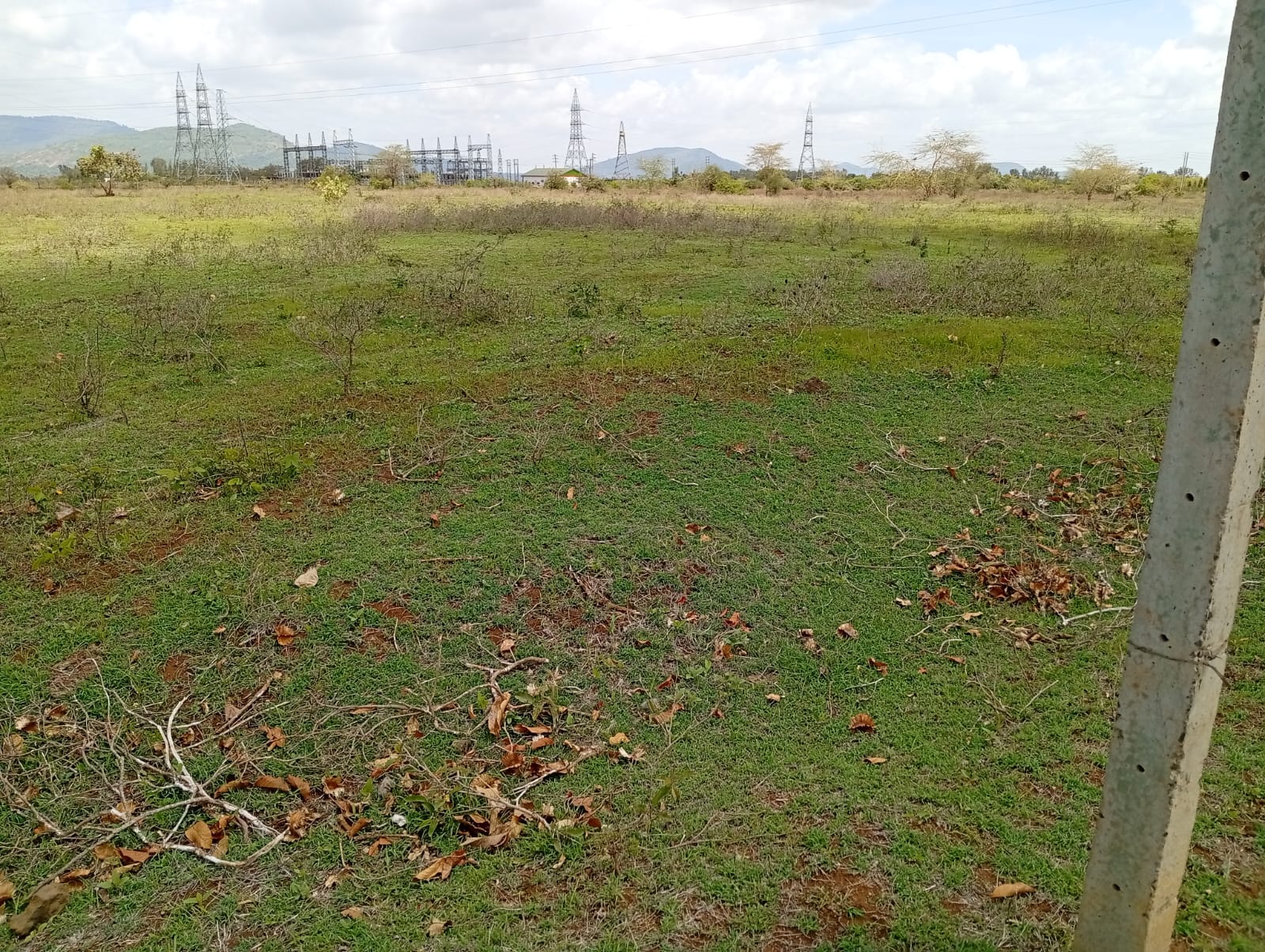 Prime 5-acre parcel for sale touching Mombasa Road between Sultan Hamud and Emali. Ideal for commercial, industrial, or residential development at KES 2.5M per acre.
