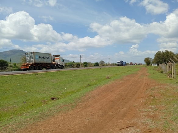 Prime 5-acre parcel for sale touching Mombasa Road between Sultan Hamud and Emali. Ideal for commercial, industrial, or residential development at KES 2.5M per acre.