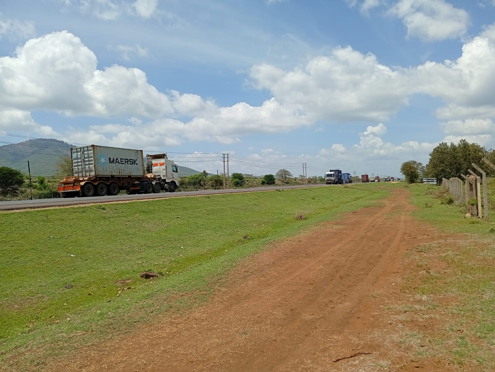 Prime 5-acre parcel for sale touching Mombasa Road between Sultan Hamud and Emali. Ideal for commercial, industrial, or residential development at KES 2.5M per acre.