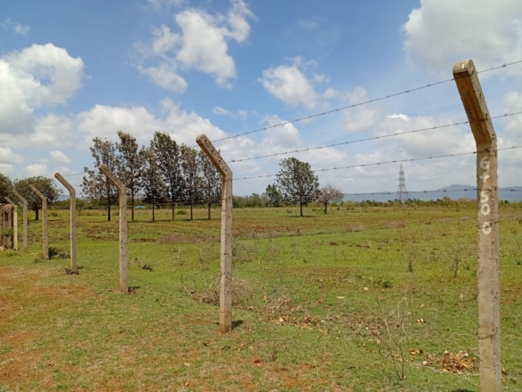 Prime 5-acre parcel for sale touching Mombasa Road between Sultan Hamud and Emali. Ideal for commercial, industrial, or residential development at KES 2.5M per acre.