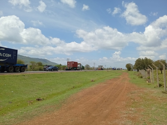 Prime 5-acre parcel for sale touching Mombasa Road between Sultan Hamud and Emali. Ideal for commercial, industrial, or residential development at KES 2.5M per acre.