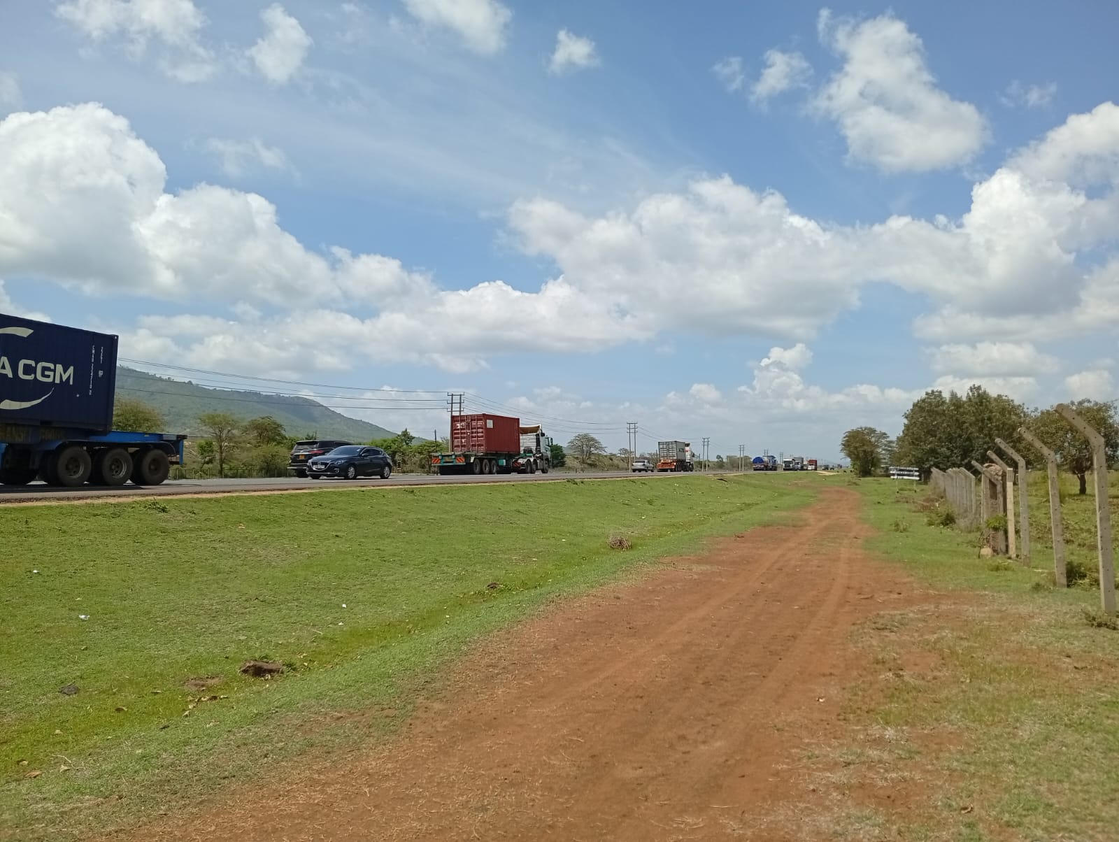 Prime 5-acre parcel for sale touching Mombasa Road between Sultan Hamud and Emali. Ideal for commercial, industrial, or residential development at KES 2.5M per acre.