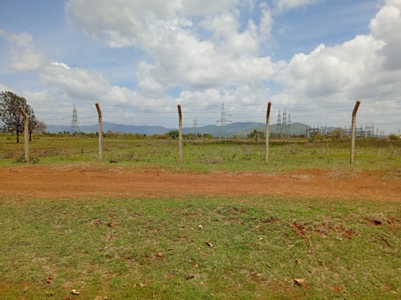 Prime 5-acre parcel for sale touching Mombasa Road between Sultan Hamud and Emali. Ideal for commercial, industrial, or residential development at KES 2.5M per acre.