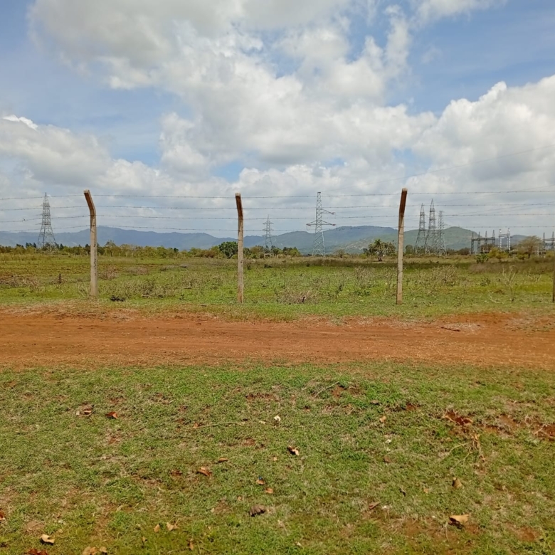 Prime 5-acre parcel for sale touching Mombasa Road between Sultan Hamud and Emali. Ideal for commercial, industrial, or residential development at KES 2.5M per acre.