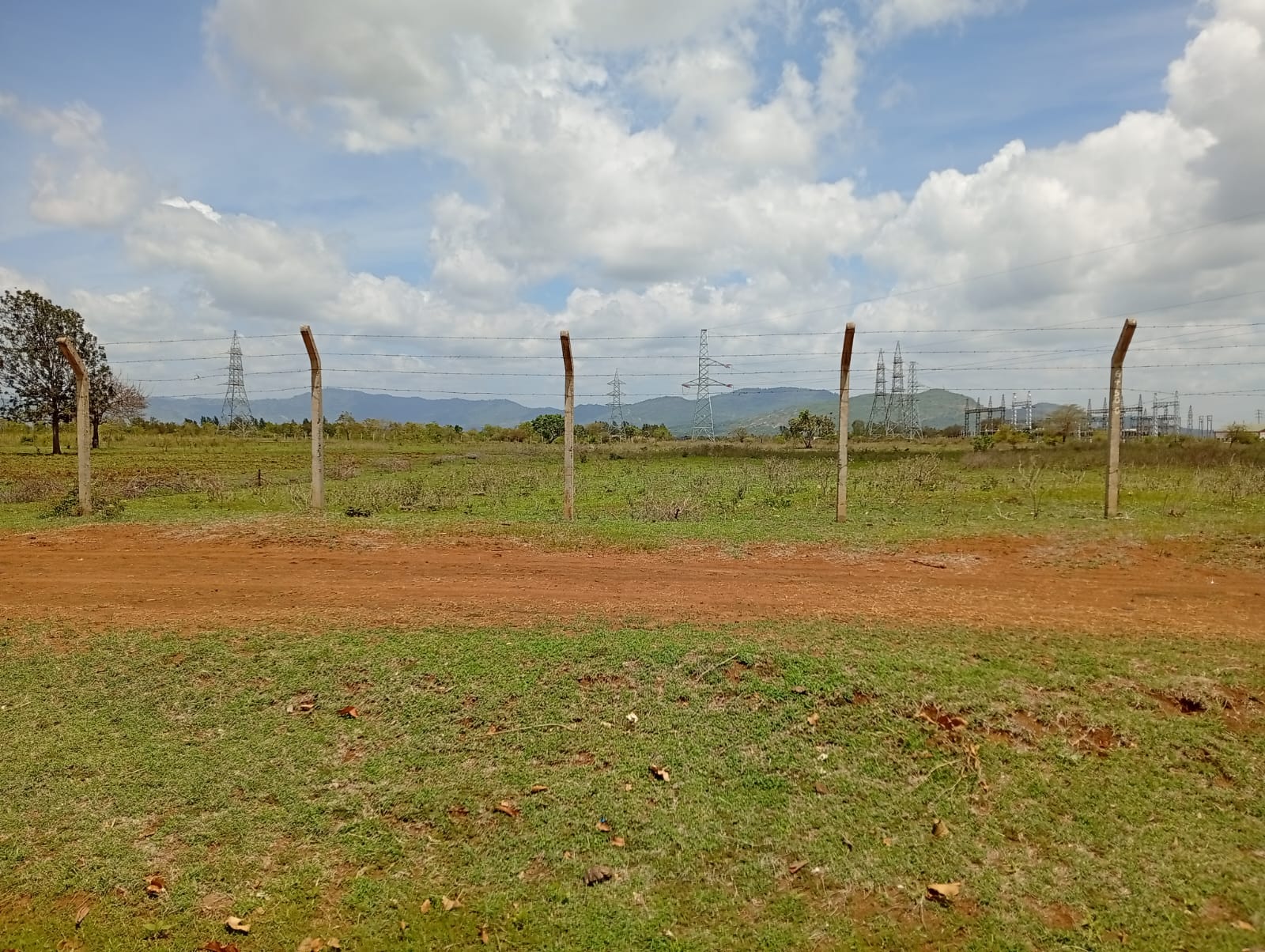 Prime 5-acre parcel for sale touching Mombasa Road between Sultan Hamud and Emali. Ideal for commercial, industrial, or residential development at KES 2.5M per acre.