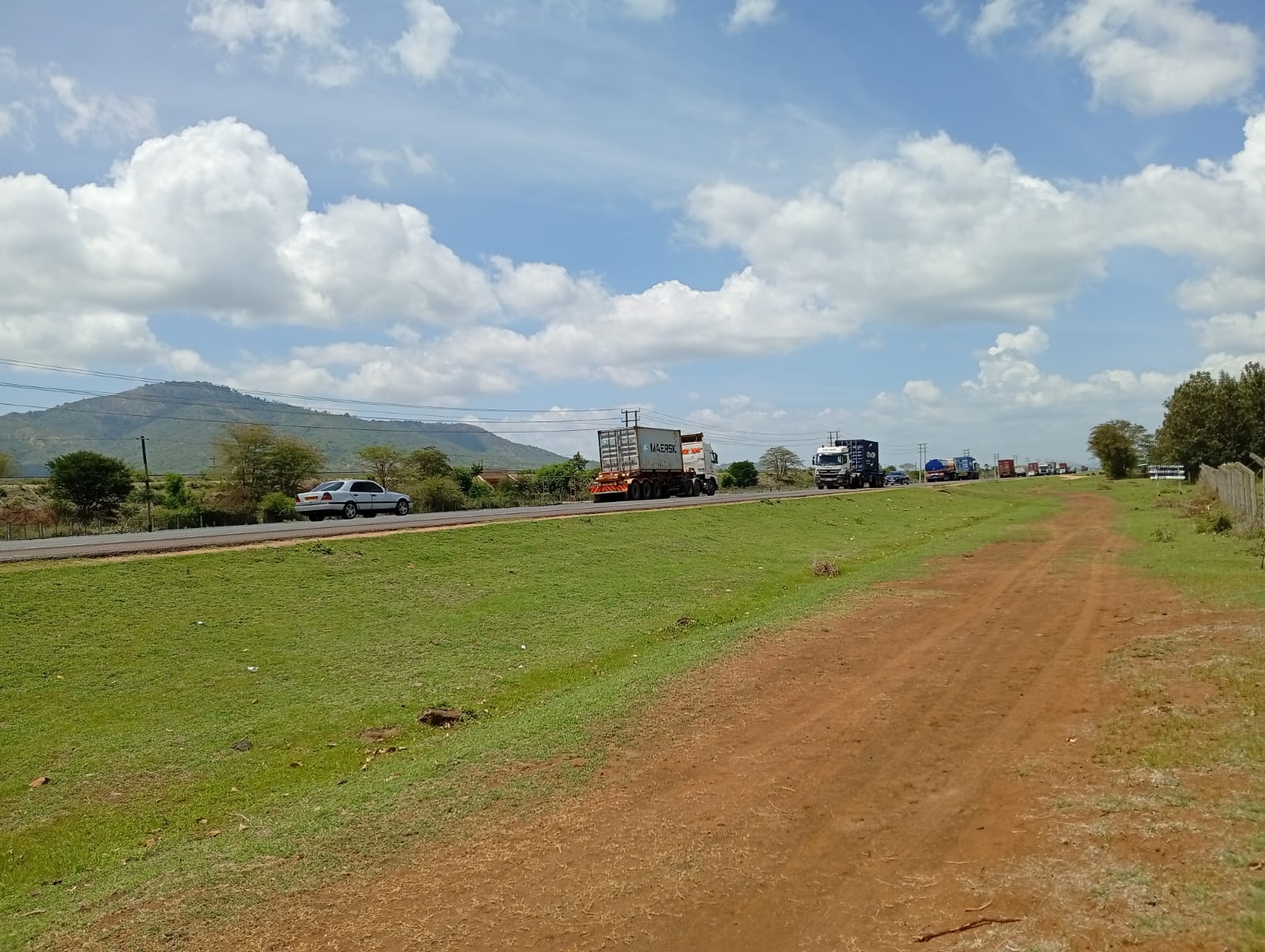 Prime 5-acre parcel for sale touching Mombasa Road between Sultan Hamud and Emali. Ideal for commercial, industrial, or residential development at KES 2.5M per acre.
