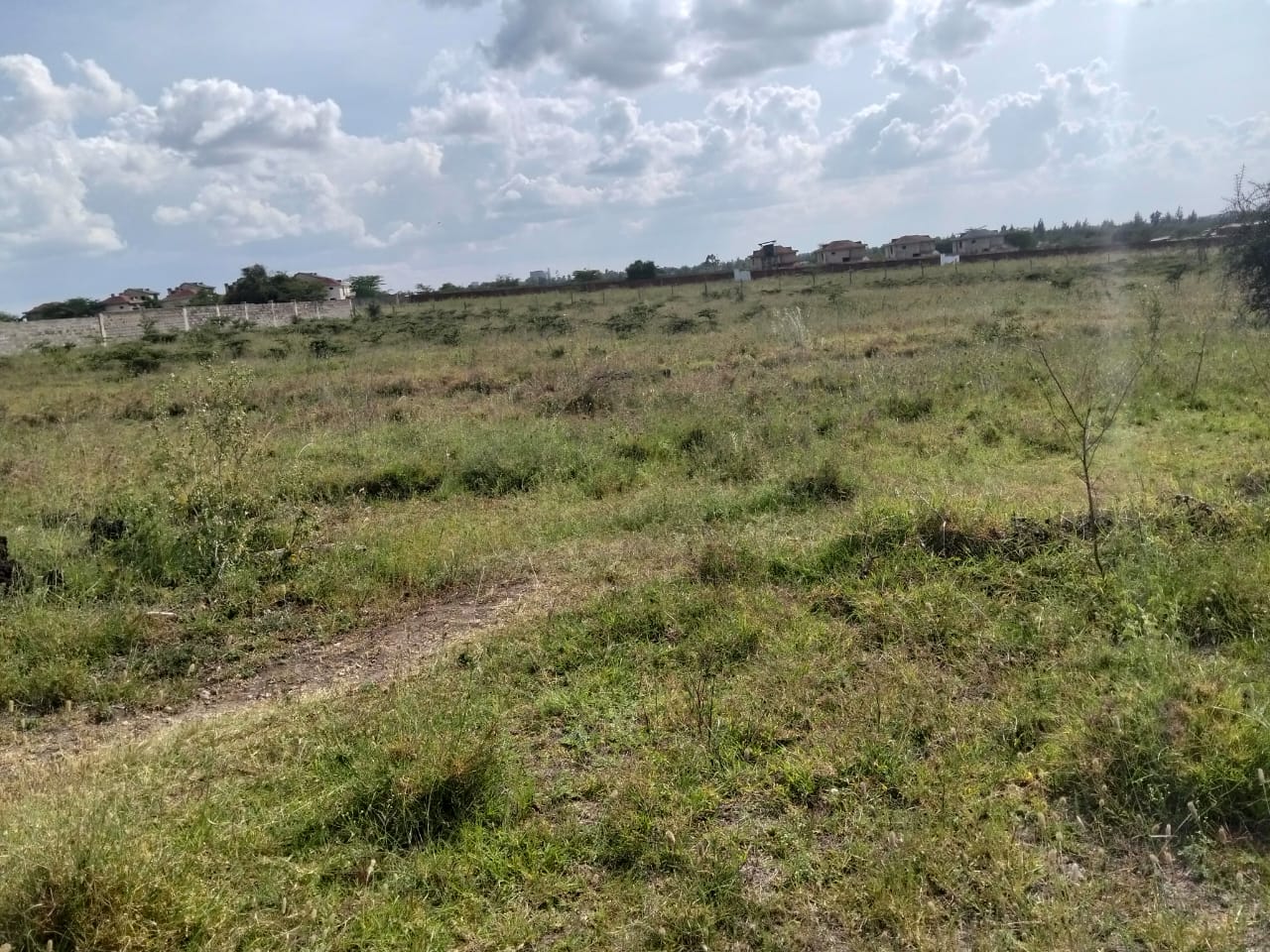 Prime acreage available in the Kitengela–Kisaju area just 900 metres from tarmac. Choose from 4-acre, 2-acre, and 1.5-acre parcels ideal for both residential and commercial development.