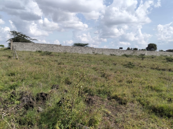 Prime acreage available in the Kitengela–Kisaju area just 900 metres from tarmac. Choose from 4-acre, 2-acre, and 1.5-acre parcels ideal for both residential and commercial development.