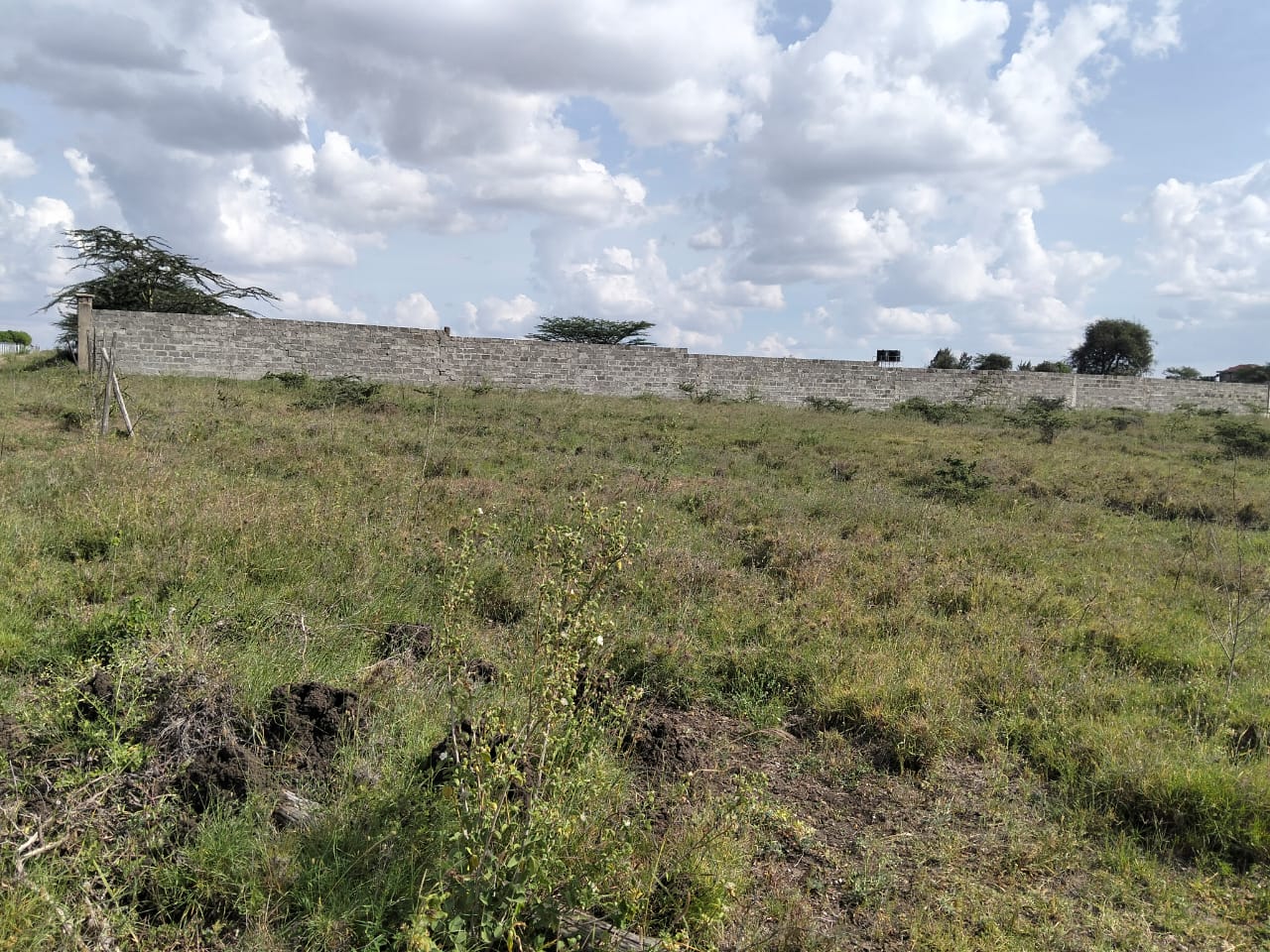 Prime acreage available in the Kitengela–Kisaju area just 900 metres from tarmac. Choose from 4-acre, 2-acre, and 1.5-acre parcels ideal for both residential and commercial development.