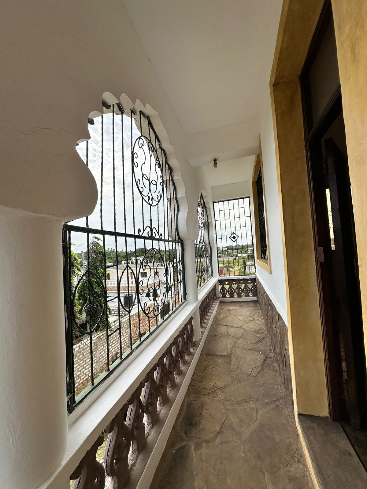 Modern 2-bedroom apartment for rent on Casuarina Road, Malindi. Prime location near Kilili Baharini, offering comfort, security, and convenience at KSh 30,000 monthly.