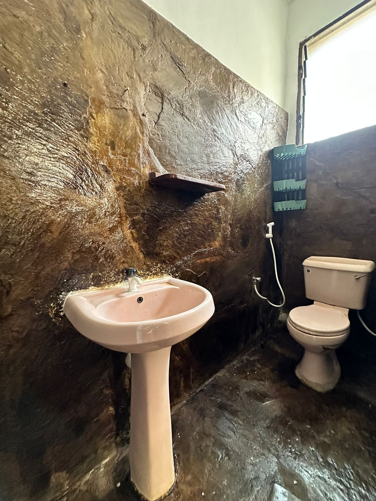 Modern 2-bedroom apartment for rent on Casuarina Road, Malindi. Prime location near Kilili Baharini, offering comfort, security, and convenience at KSh 30,000 monthly.