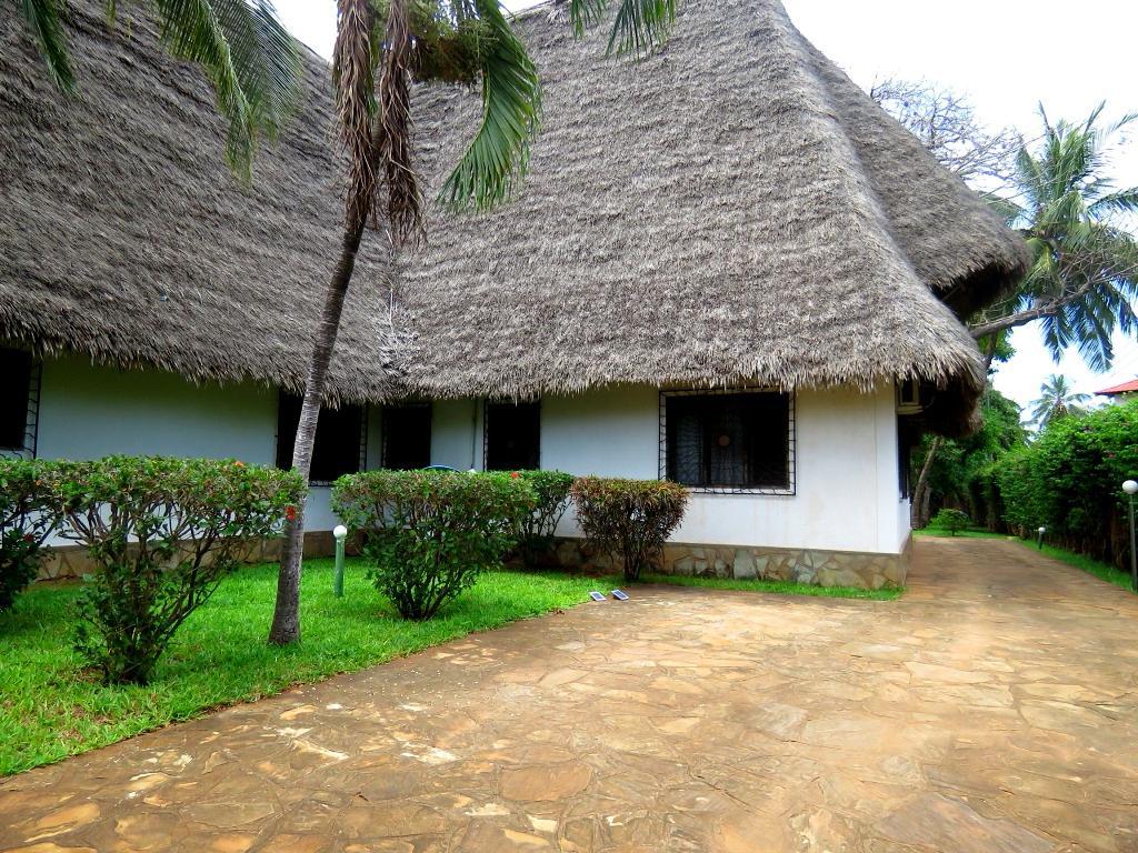 4br for sale in Malindi Frangiani road own compound 1 acre