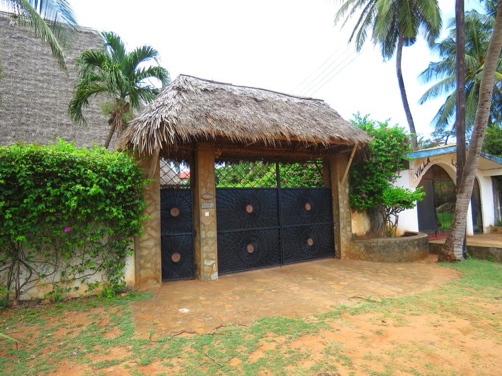 4br for sale in Malindi Frangiani road own compound 1 acre