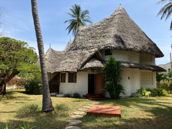 Luxury 3-bedroom en-suite villas for sale and rent in Che Shale Bay, Kenya’s prime coastal destination.
