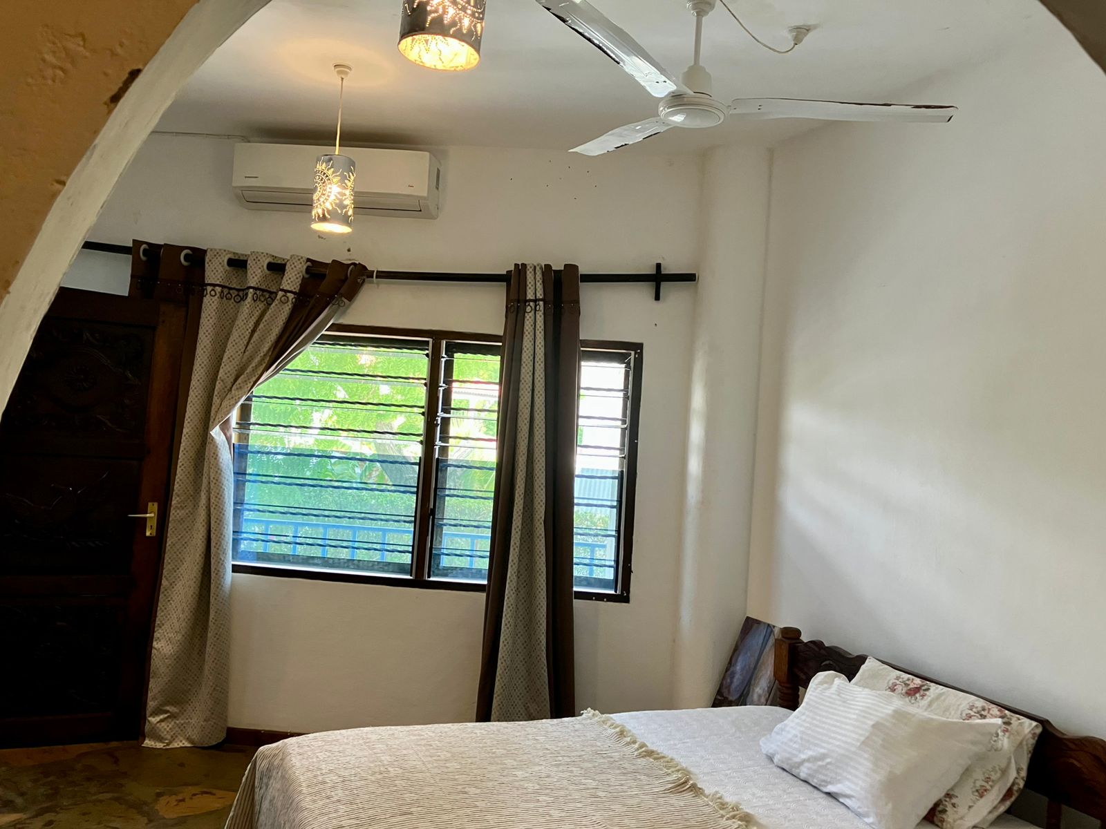 1.5-bedroom beachfront apartment at Oasis Malindi with ocean and pool views, available for short- and long-term rent.