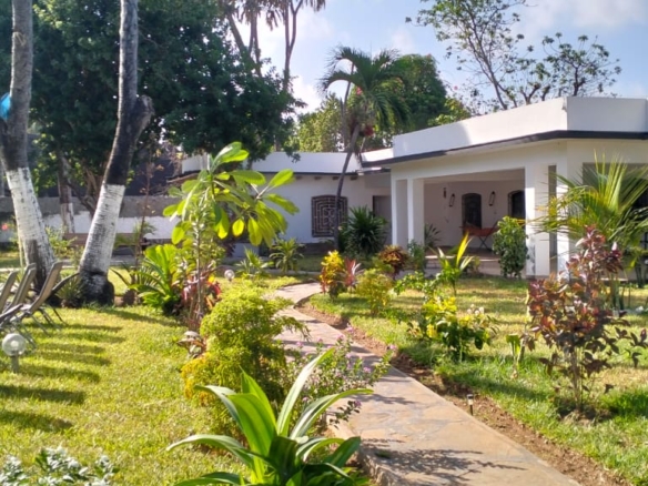 4-bedroom villa for long-term rent in Kibokoni Malindi with shared swimming pool in a gated compound.