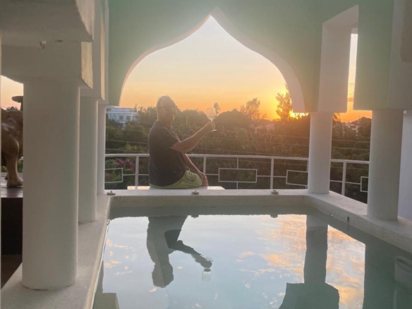 Luxury penthouse studio with private jacuzzi for short-term rental at Beverly Suites, Silversands Road, 100 meters from the beach.