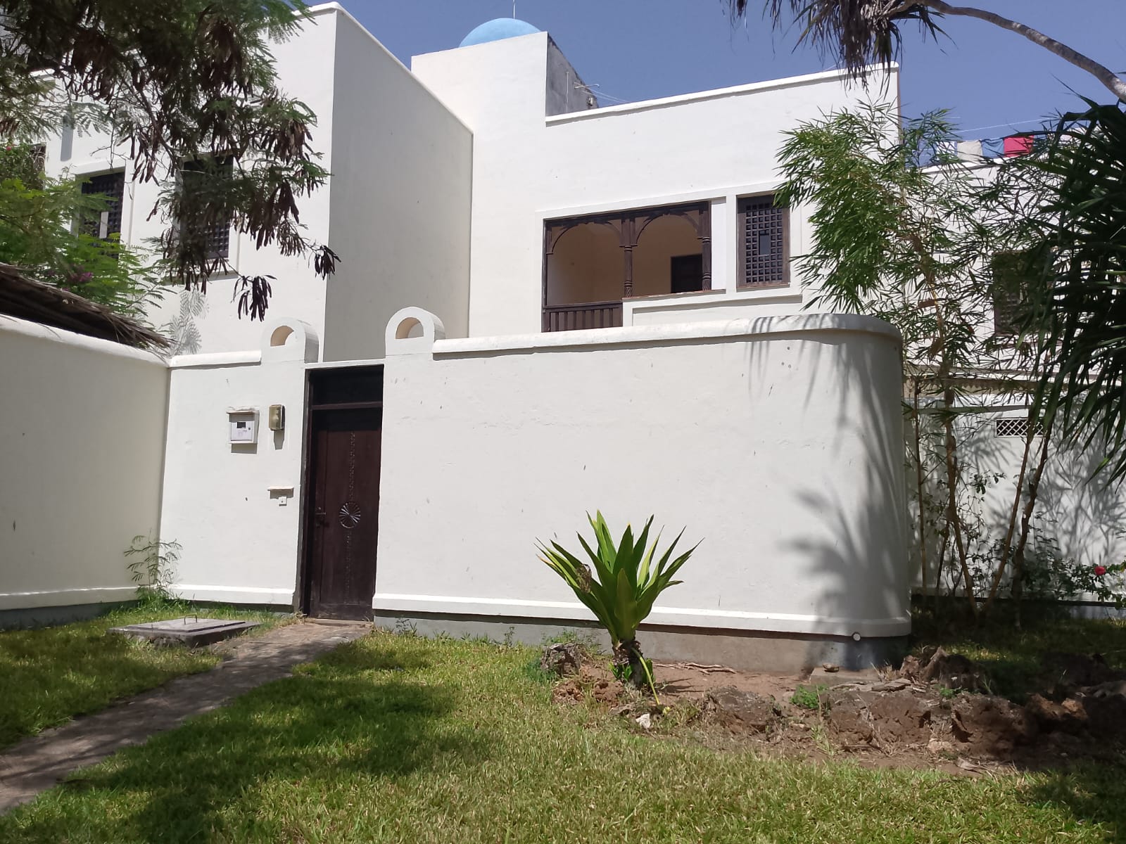 Spacious furnished 2-bedroom beachfront home with pool and garden in Kilimandogo Malindi for rent.