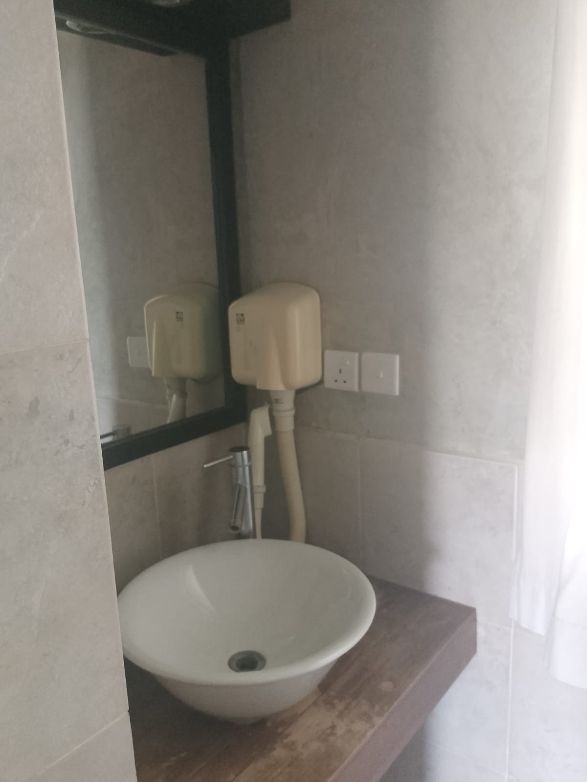 2-bedroom beachfront apartment for rent at Lawfords Malindi with swimming pools, gardens, entertainment facilities, and ocean views.2-bedroom beachfront apartment for rent at Lawfords Malindi with swimming pools, gardens, entertainment facilities, and ocean views.