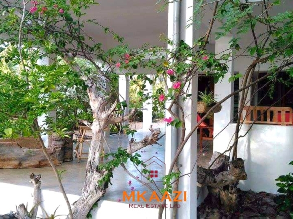 3-bedroom coastal home on 1-acre titled plot in Che Shale with solar panels, rainwater harvesting, balcony, and verandah. Expansion potential on adjoining 3/4-acre land.