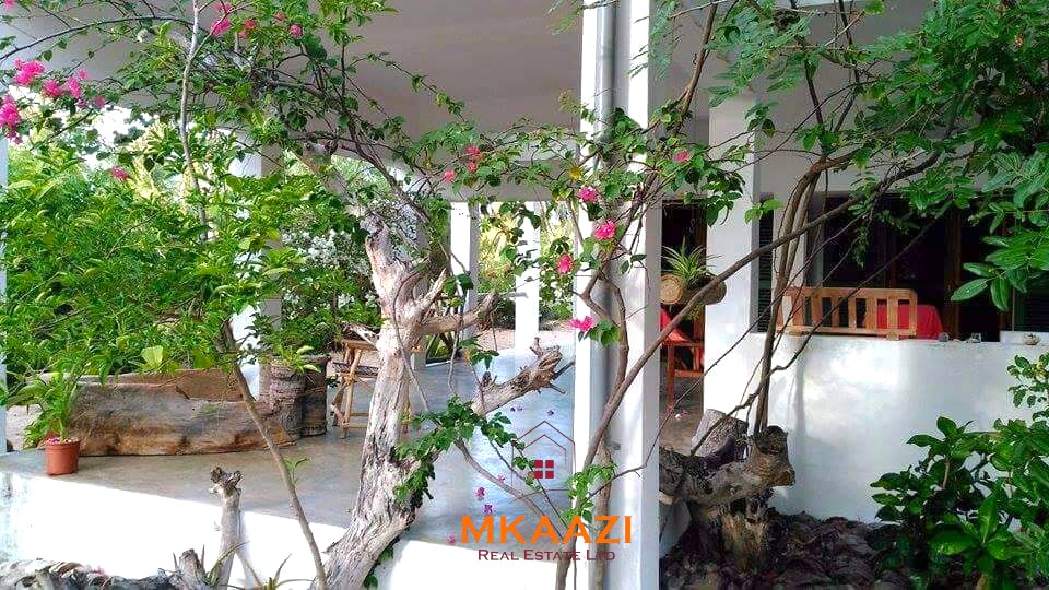 3-bedroom coastal home on 1-acre titled plot in Che Shale with solar panels, rainwater harvesting, balcony, and verandah. Expansion potential on adjoining 3/4-acre land.