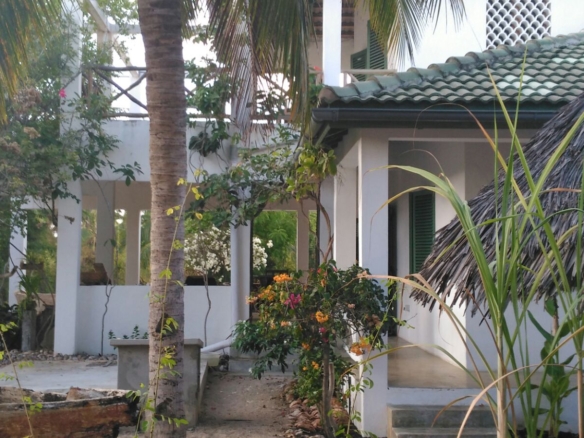 3-bedroom coastal home on 1-acre titled plot in Che Shale with solar panels, rainwater harvesting, balcony, and verandah. Expansion potential on adjoining 3/4-acre land.