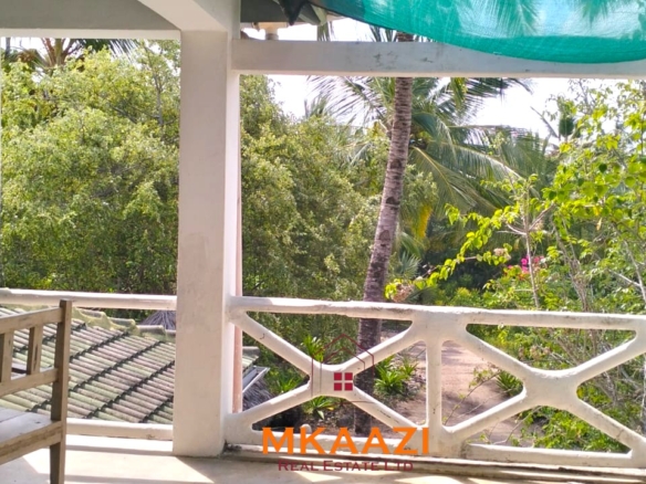 3-bedroom coastal home on 1-acre titled plot in Che Shale with solar panels, rainwater harvesting, balcony, and verandah. Expansion potential on adjoining 3/4-acre land.