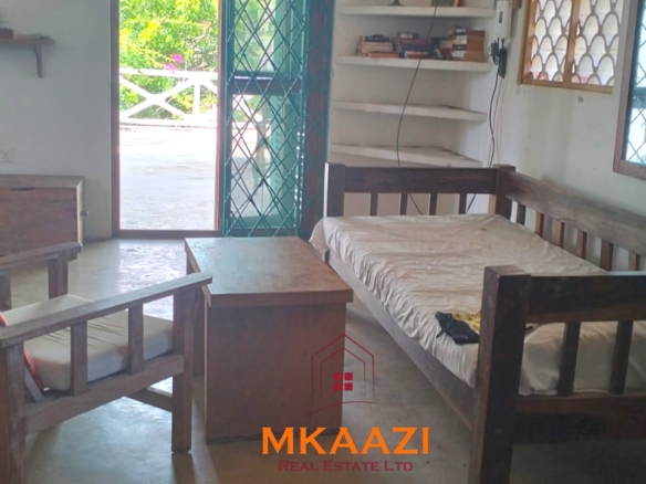 3-bedroom coastal home on 1-acre titled plot in Che Shale with solar panels, rainwater harvesting, balcony, and verandah. Expansion potential on adjoining 3/4-acre land.