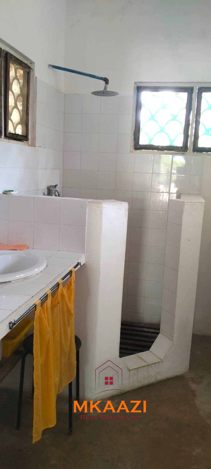 3-bedroom coastal home on 1-acre titled plot in Che Shale with solar panels, rainwater harvesting, balcony, and verandah. Expansion potential on adjoining 3/4-acre land.