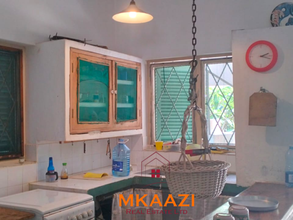 3-bedroom coastal home on 1-acre titled plot in Che Shale with solar panels, rainwater harvesting, balcony, and verandah. Expansion potential on adjoining 3/4-acre land.