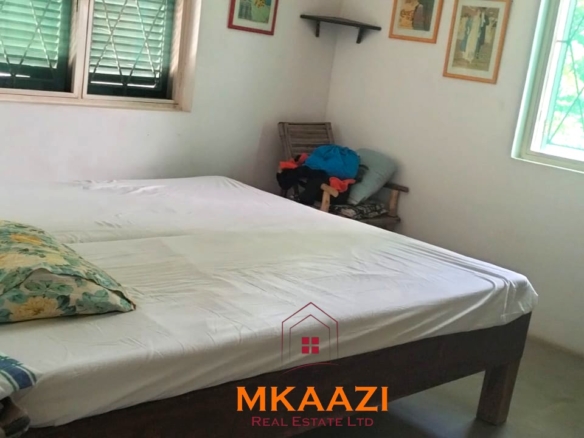 3-bedroom coastal home on 1-acre titled plot in Che Shale with solar panels, rainwater harvesting, balcony, and verandah. Expansion potential on adjoining 3/4-acre land.